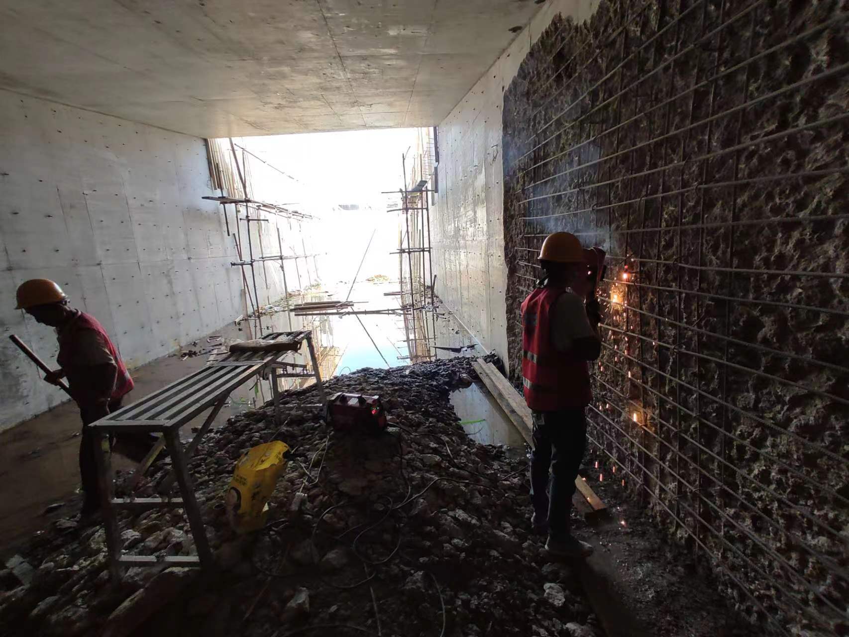 藤县挖断承重墙导致楼体开裂，加固施工方案出炉